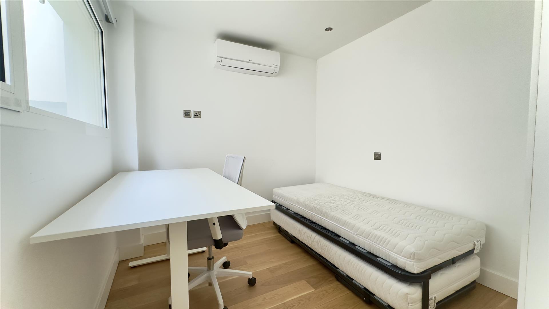 Image of Apartment - 2 Bedrooms - 1 Bathrooms for Sale in Arengos Gardens-Gibraltar, Image 8